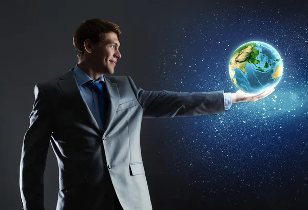 Omul de afaceri ține planeta Pământ în mână — Fotografie, imagine de stoc