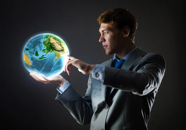 Empresario sosteniendo planeta Tierra en la mano —  Fotos de Stock