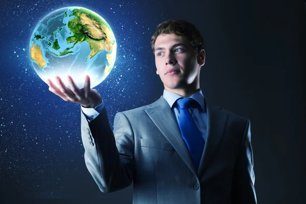 Empresário segurando planeta Terra na mão — Fotografia de Stock