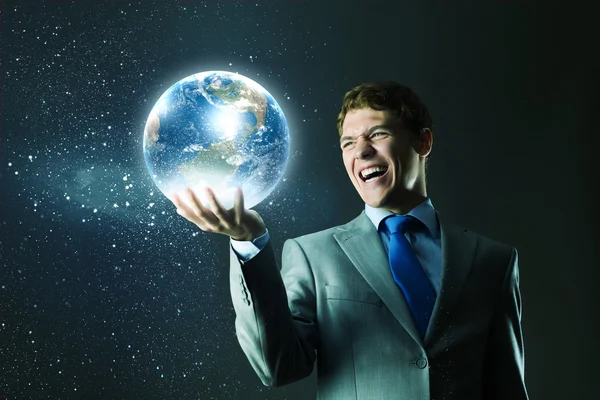 Бизнесмен, держащий планету Земля в руках — стоковое фото