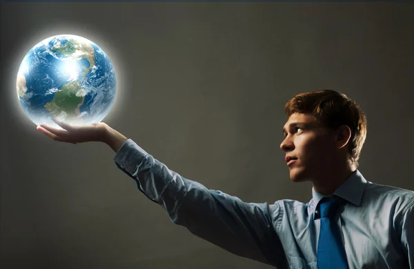 Podnikatel v ruce drží planetě Zemi — Stock fotografie