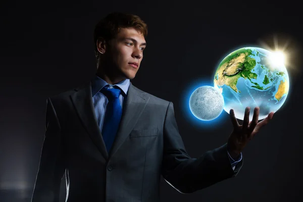 Empresario sosteniendo planeta Tierra en la mano —  Fotos de Stock