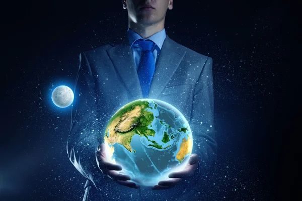 Üzletember a kezében tartja a Föld bolygó — Stock Fotó