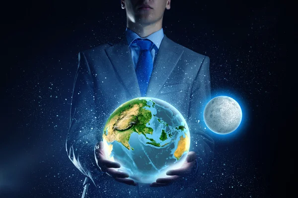 Üzletember a kezében tartja a Föld bolygó — Stock Fotó