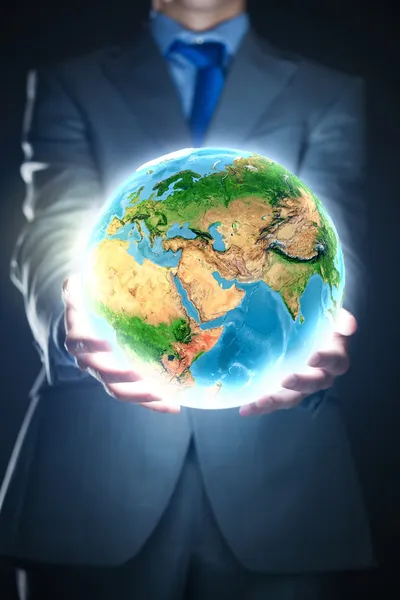 Бізнесмен проведення в руці, планети Земля — стокове фото