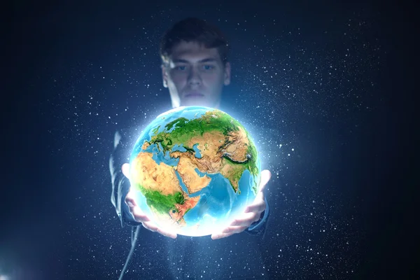 Бизнесмен, держащий планету Земля в руках — стоковое фото