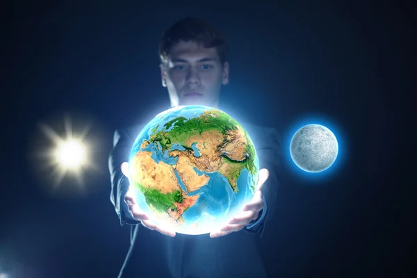 Podnikatel v ruce drží planetě Zemi — Stock fotografie