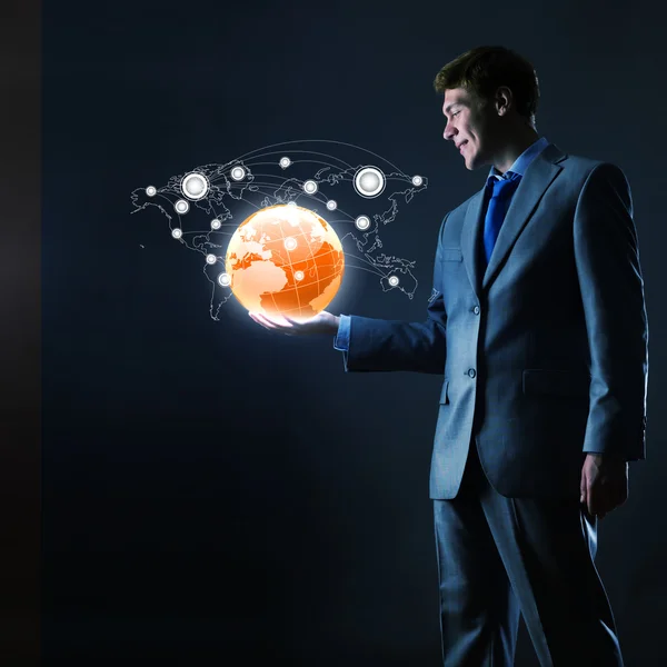 Бізнесмен тримає цифровий глобус — стокове фото