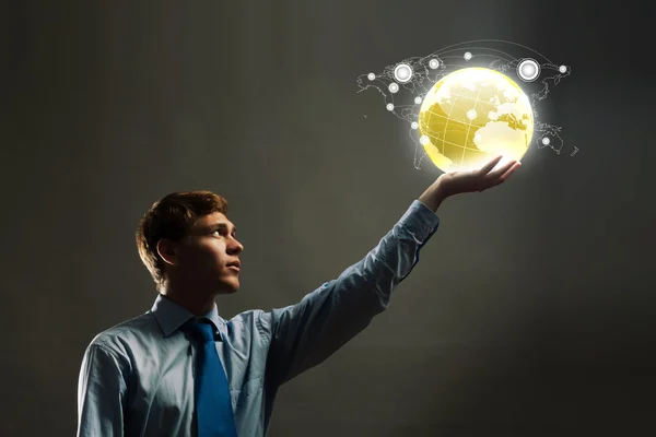 Бизнесмен с цифровым глобусом — стоковое фото