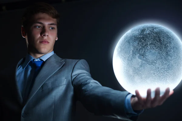 Zakenman houden maan planeet — Stockfoto