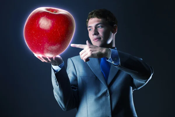 Podnikatel hospodářství červené jablko — Stock fotografie