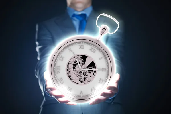 Zakenman houden zakhorloge — Stockfoto