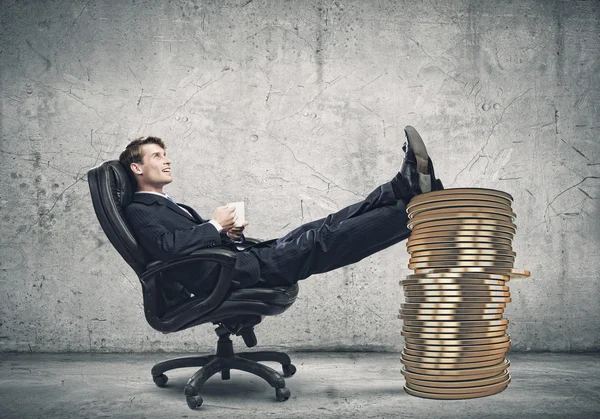 Säker affärsman som sitter i stol — Stockfoto