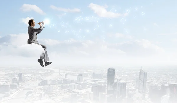 Üzletember, a felhő, és játszik a fuvola — Stock Fotó