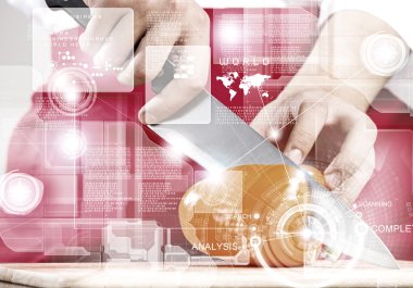 Elinde bıçakla sebze kesme