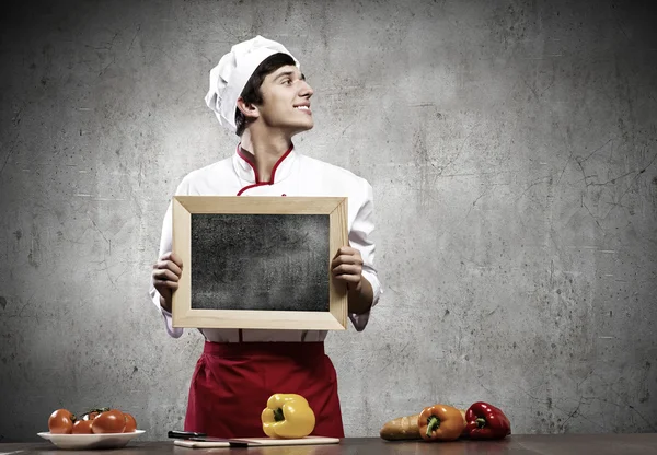 Vařit, drží prázdné křídové desky — Stock fotografie