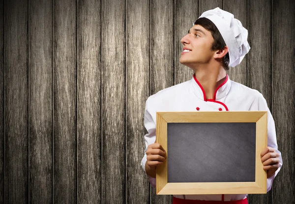Кухар тримає чисту крейдяну дошку — стокове фото