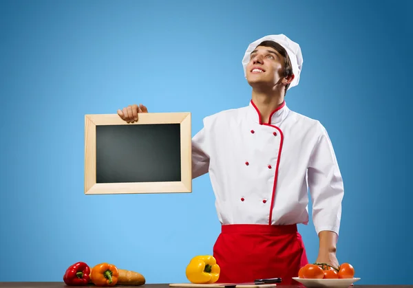 Cook segurando placa de giz em branco — Fotografia de Stock