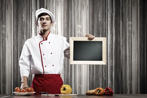 Vařit, drží prázdné křídové desky — Stock fotografie