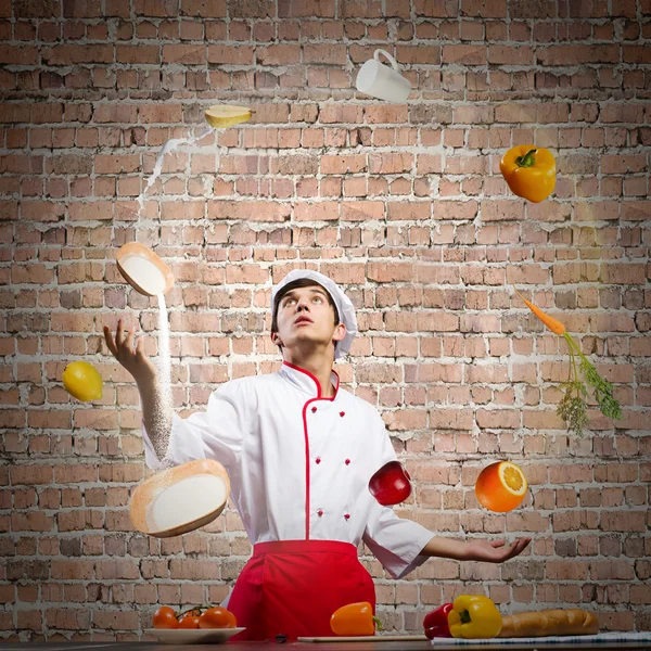 Человек жонглирует ингредиентами — стоковое фото