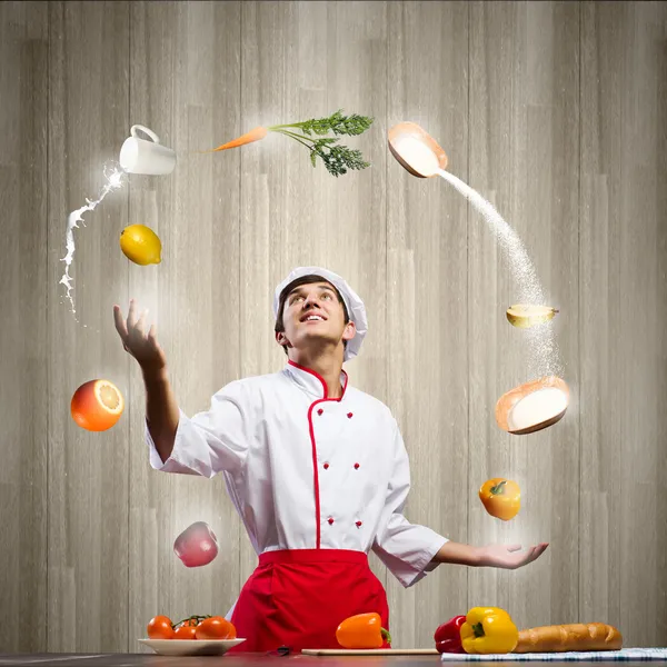 Homem malabarismo com ingredientes — Fotografia de Stock