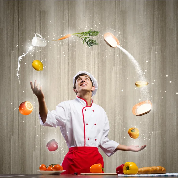 Homme jonglant avec les ingrédients — Photo