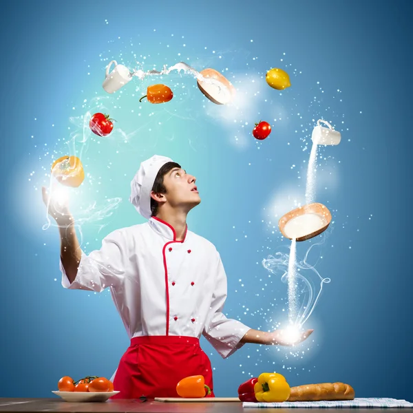 Man jongleren met ingrediënten — Stockfoto