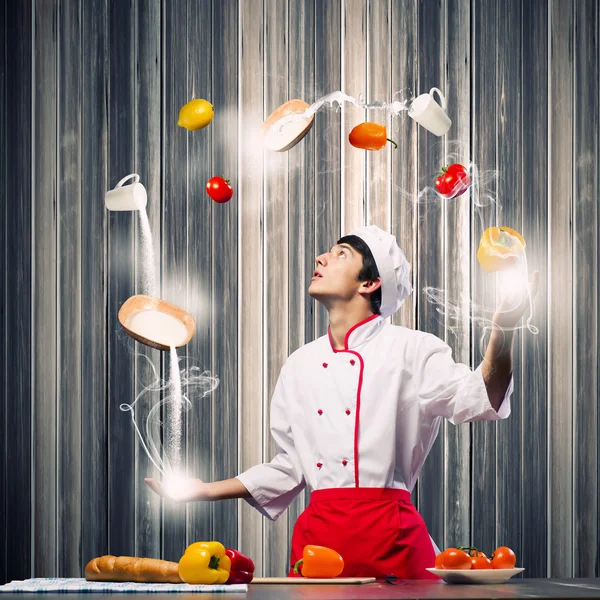 Man jongleren met ingrediënten — Stockfoto