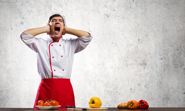 Jovem cozinheira gritando — Fotografia de Stock