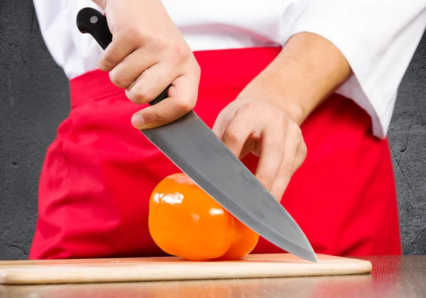 Mãos cortando pimenta — Fotografia de Stock