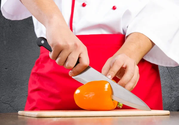 Hands cutting pepper — Stock Photo, Image