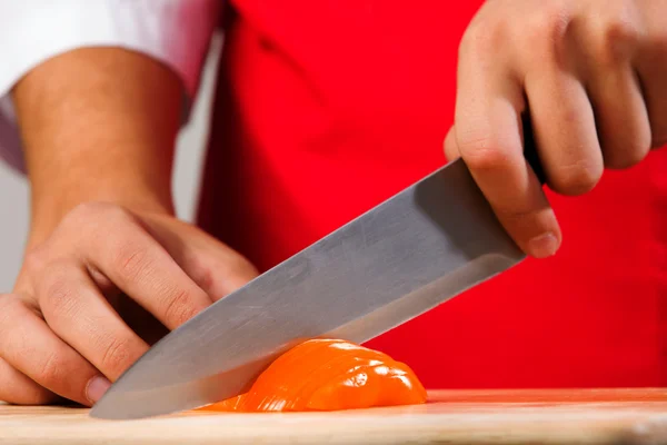 Hands cutting pepper — Stock Photo, Image