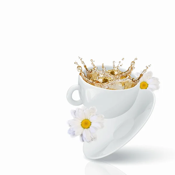 Чашка белого ромашкового чая — стоковое фото