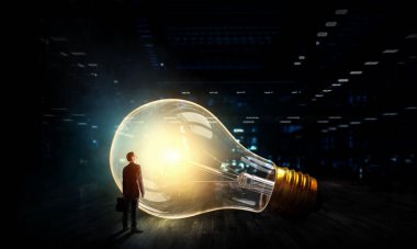 Karanlıkta parlayan kocaman bir ampul