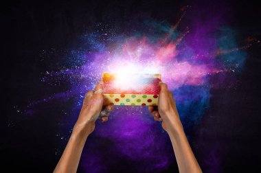 Sihirli hediye kutusu görüntüsü. Karışık ortam