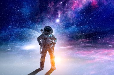 Uzay yürüyüşünde astronot. Karışık ortam