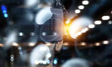 Adam sanal gerçeklik gözlüğü takıyor.