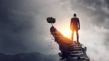 Kapüşonlu bir adamın silueti. Karışık ortam