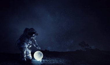 Astronot ve ay. Karışık ortam