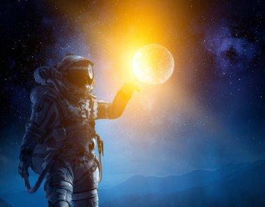 Uzay yürüyüşünde astronot. Karışık ortam