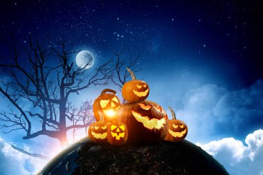 Balkabaklarıyla cadılar bayramı resmi. Karışık ortam