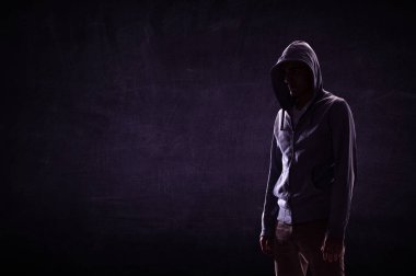 Kapüşonlu adam silüeti