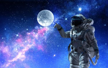 Uzay yürüyüşünde astronot. Karışık ortam