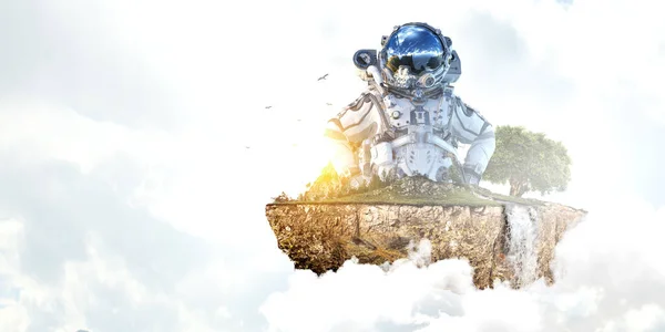 구름낀 하늘을 배경으로 우주 비행사. 혼합 매체 — 스톡 사진