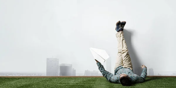 Бизнесмен расслабляется с ногами на стене — стоковое фото