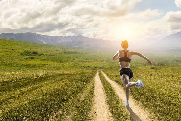 Жінка біжить у сільській місцевості. Змішані носії — стокове фото