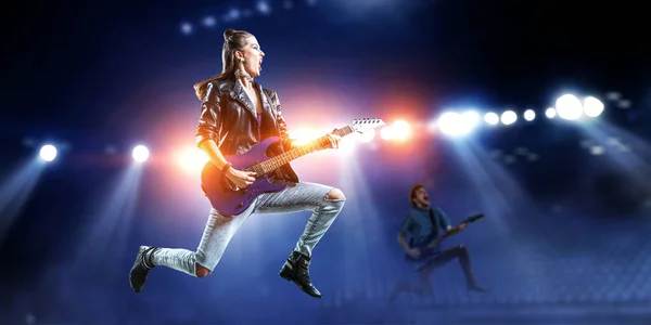 Mladá a krásná rocková dívka hrající na elektrickou kytaru. Smíšená média — Stock fotografie