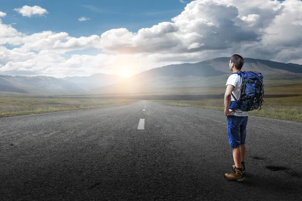 Jovem viajante explorando o conceito de mundo — Fotografia de Stock