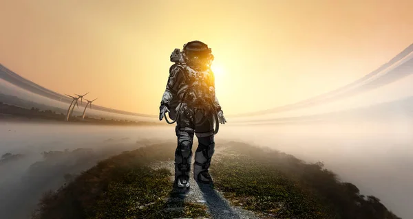 Űrhajós walking egy ismeretlen bolygón — Stock Fotó