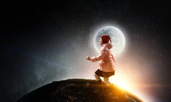 Bambina che cammina di notte da sola — Foto Stock